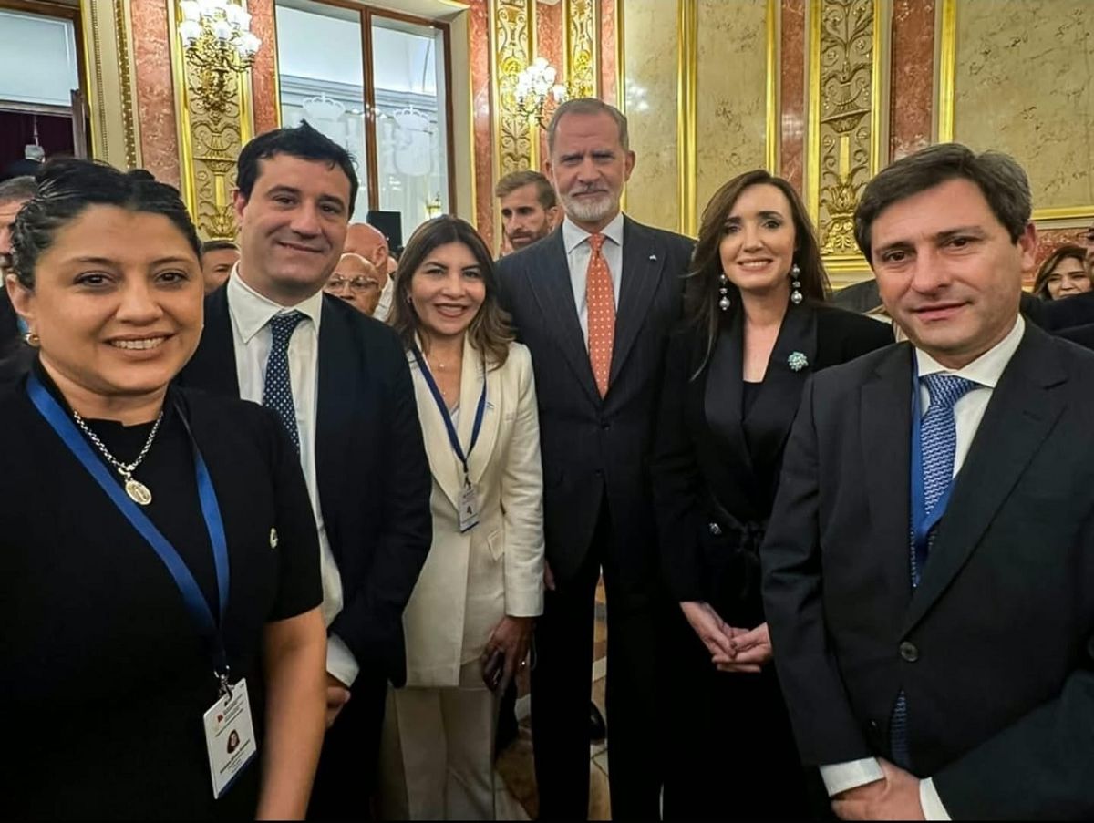 FORO INTERNACIONAL. Sandra Mendoza y Victoria Villarruel junto al rey de España, Felipe VI. 
