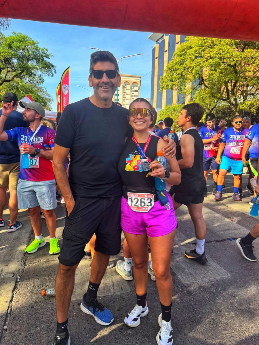 META. Ana y Rafael, juntos después de completar la tercera edición de los 21K de LA GACETA, con la medalla como recuerdo de otro desafío compartido.