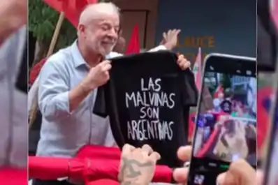 Lula mostró una remera de apoyo a la Argentina por Malvinas durante el cierre de campaña