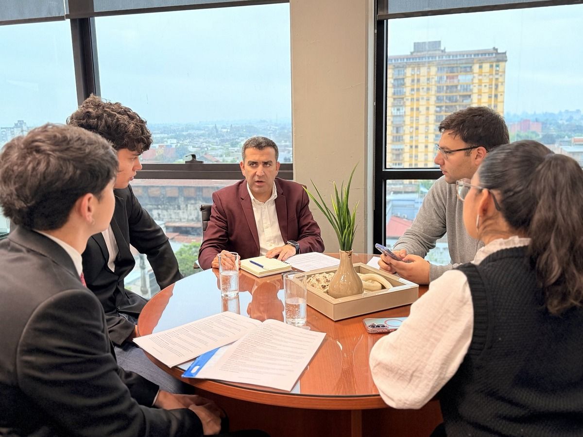 ENCUENTRO. El legislador Agustín Romano Norri recibió a una organización en su oficina.
