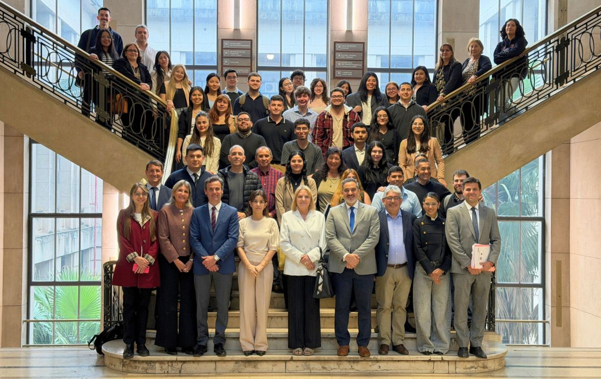Los participantes junto a las autoridades.