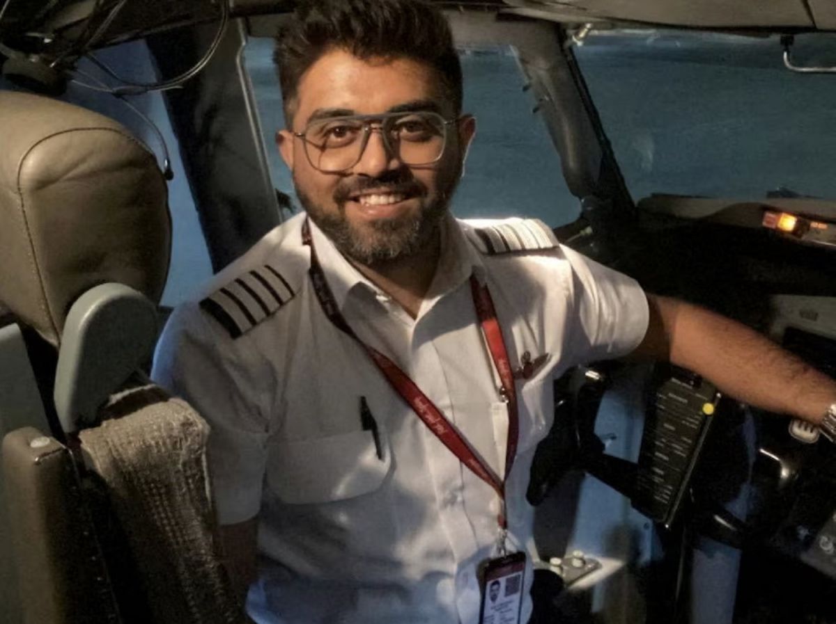El piloto indio Smit Machchhar, a quien los líderes de Israel e India aclamaron como un héroe por salvar a los pasajeros tras ser apuñalado por su compañero en un presunto intento de estrellar un avión de Flydubai el miércoles, sonríe en un lugar no identificado en esta imagen distribuida sin fecha el 30 de septiembre de 2026 (Ministerio de Asuntos Exteriores de Israel/Imagen distribuida a través de REUTERS)