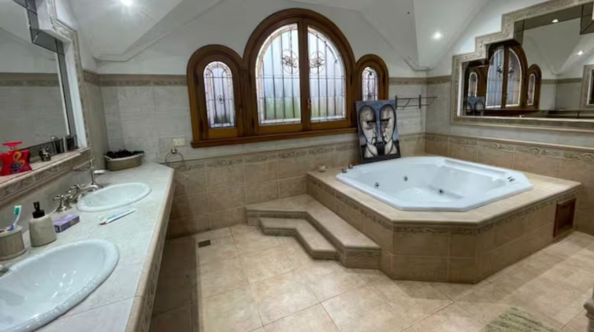 Tiene pileta, ascensor y cuatro plantas: cómo es el chalet de Daniel Osvaldo que cuesta medio millón de dólares