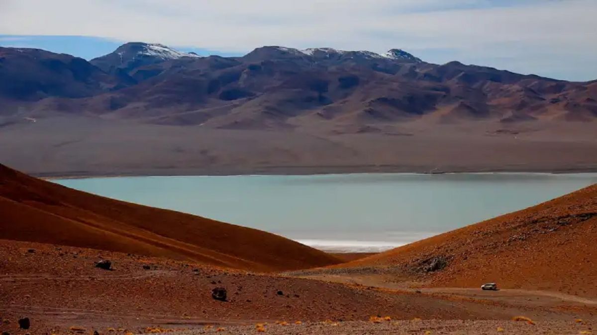VOLCÁN GALÁN. Vista de Laguna Diamante, en el centro del gigantesco cráter volcánico. Foto ARCHIVO LA GACETA
