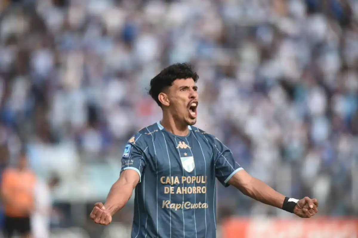 FESTEJO. Lamédola le dedica el gol a los simpatizantes. FOTO DE DIEGO ARÁOZ/LA GACETA