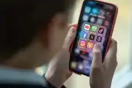 ¿No podés soltar el celular ni para cenar? Alberto Trímboli, doctor en Psicología, explica qué es la “ciberlaxia” y por qué afecta más a los adultos