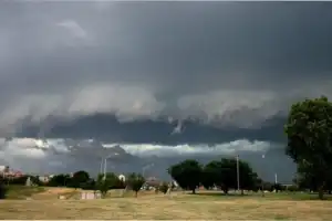 Alerta naranja y amarilla por tormentas, vientos de 100 km/h y Zonda: cuáles son las provincias afectadas este sábado