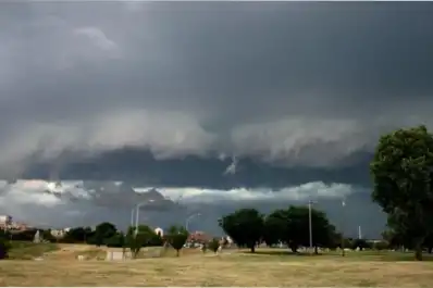 Alerta naranja y amarilla por tormentas, vientos de 100 km/h y Zonda: cuáles son las provincias afectadas este sábado