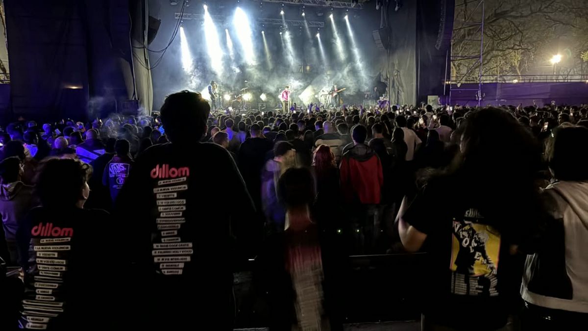 BUENA CONCURRENCIA. El Palacio de los Deportes, anoche, durante el recital de Dillom. LA GACETA / FOTO DE SOFÍA DE CHAZAL
