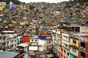 Elecciones en Brasil: la mayor favela de Río de Janeiro votó con desesperanza