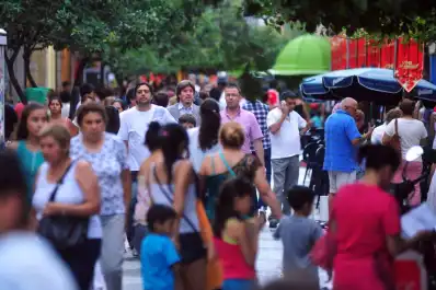 Demografía, mercados y el negocio de vivir más mientras nacen menos