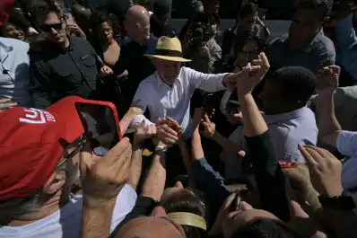 Lula da Silva votó y dijo que Brasil elige entre la democracia o la barbarie