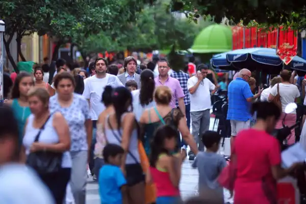 Demografía, mercados y el negocio de vivir más mientras nacen menos