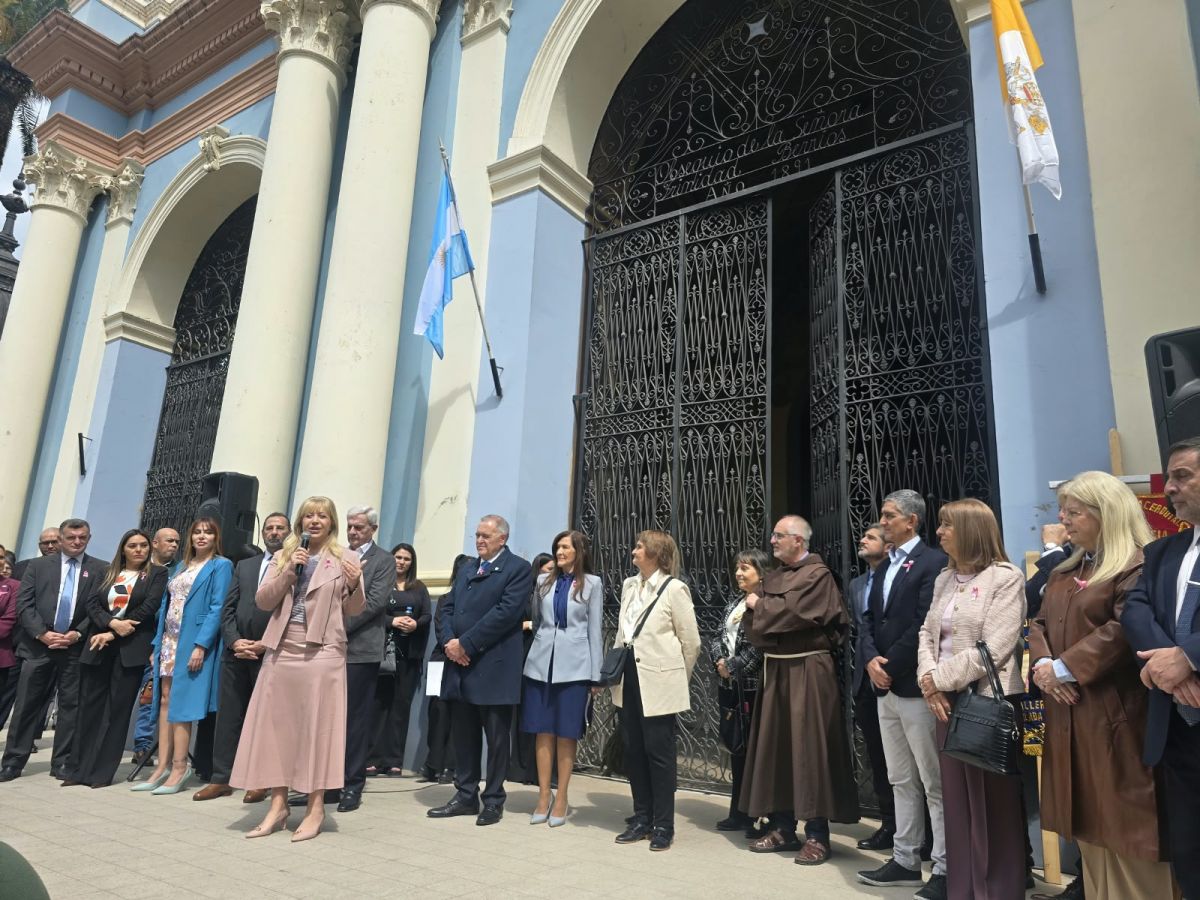 EL ACTO. Jaldo y Chahla encabezaron la reapertura del templo en el centro de la capital tucumana. 