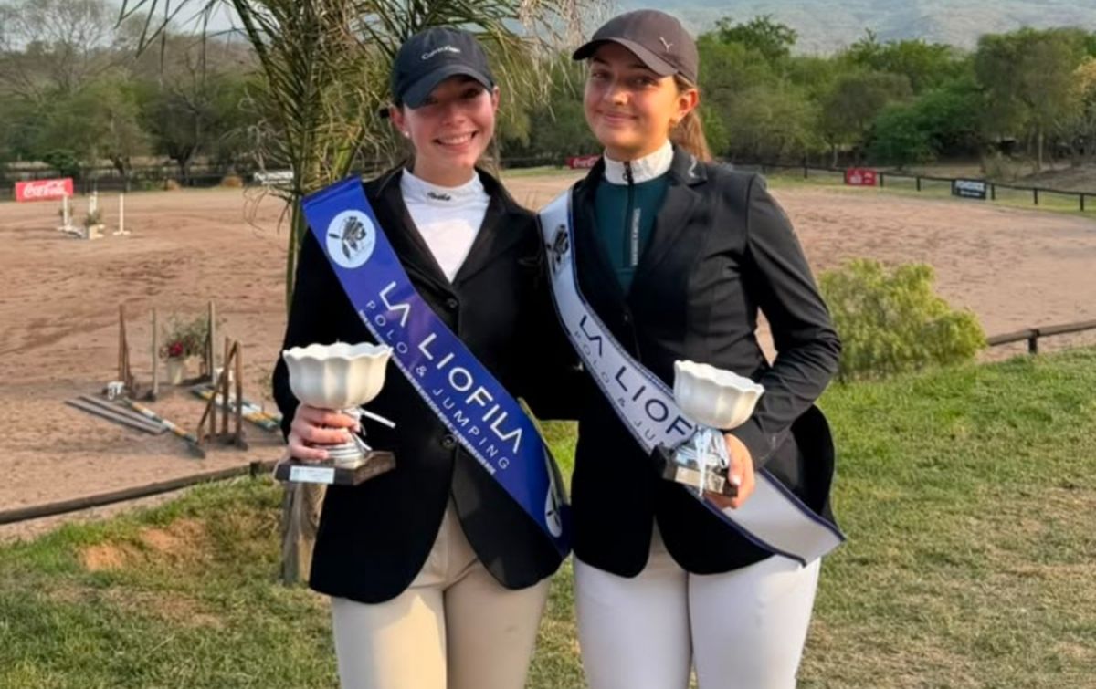 FELICES. Las hermanas Martina y Josefina Piola se destacaron en Segunda categoría con vallas de 1,20 metro.