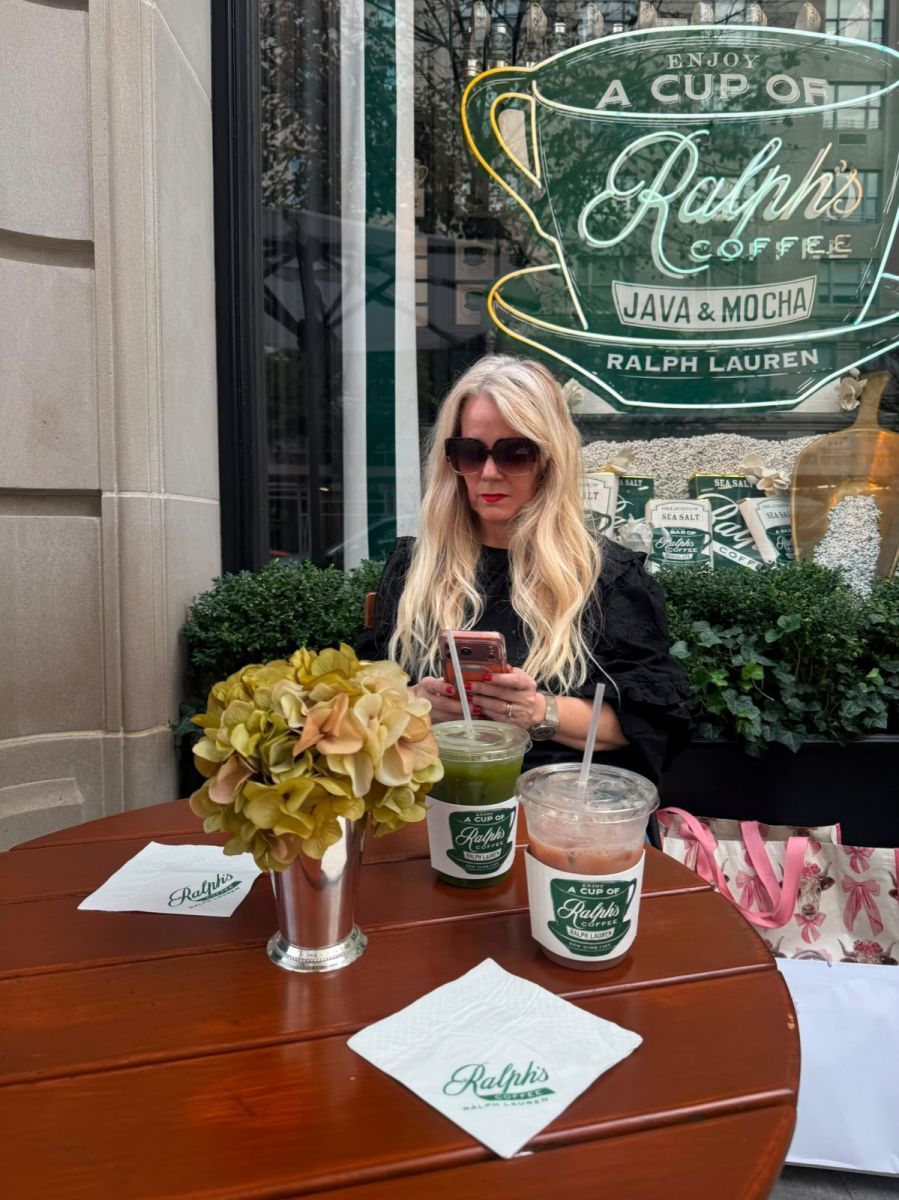 Fernanda Bringas productora general de Lifestyle en café Ralph Lauren New York.