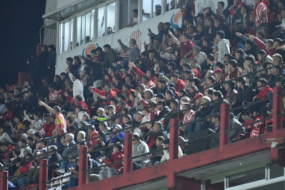 QUE SE VAYAN TODOS. El resto del público silbó a los barras y cantó por su salida del club.