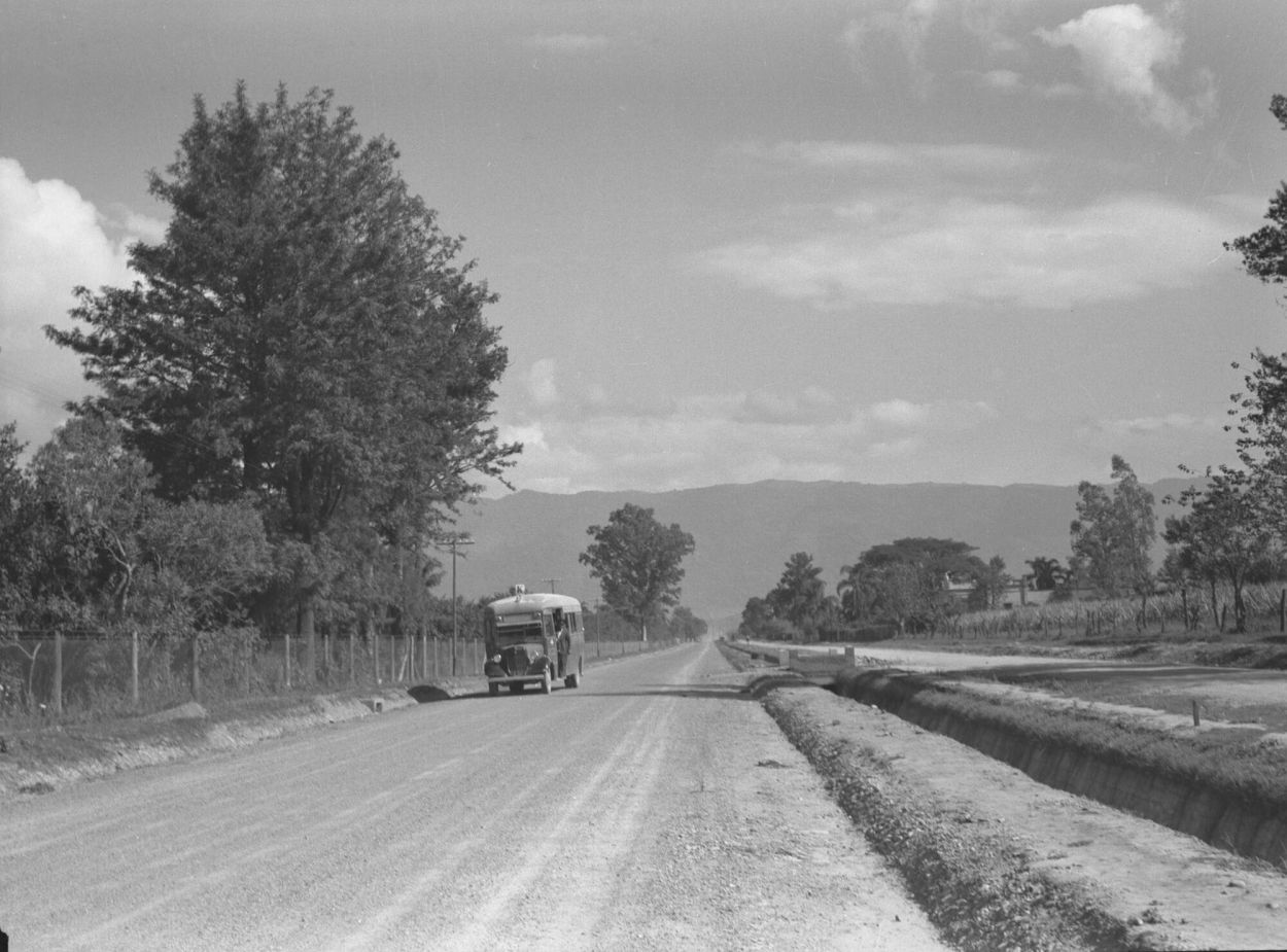ASÍ QUEDÓ. La foto de 1937 de César Martínez Lanio muestra la calzada sur pavimentada.