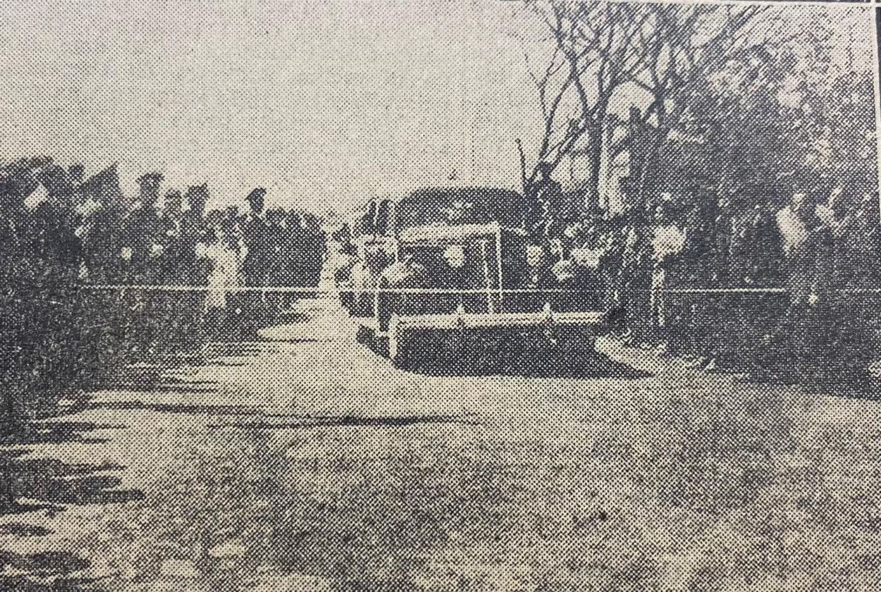 EL ACTO. El auto del gobernador Campero corta la cinta.