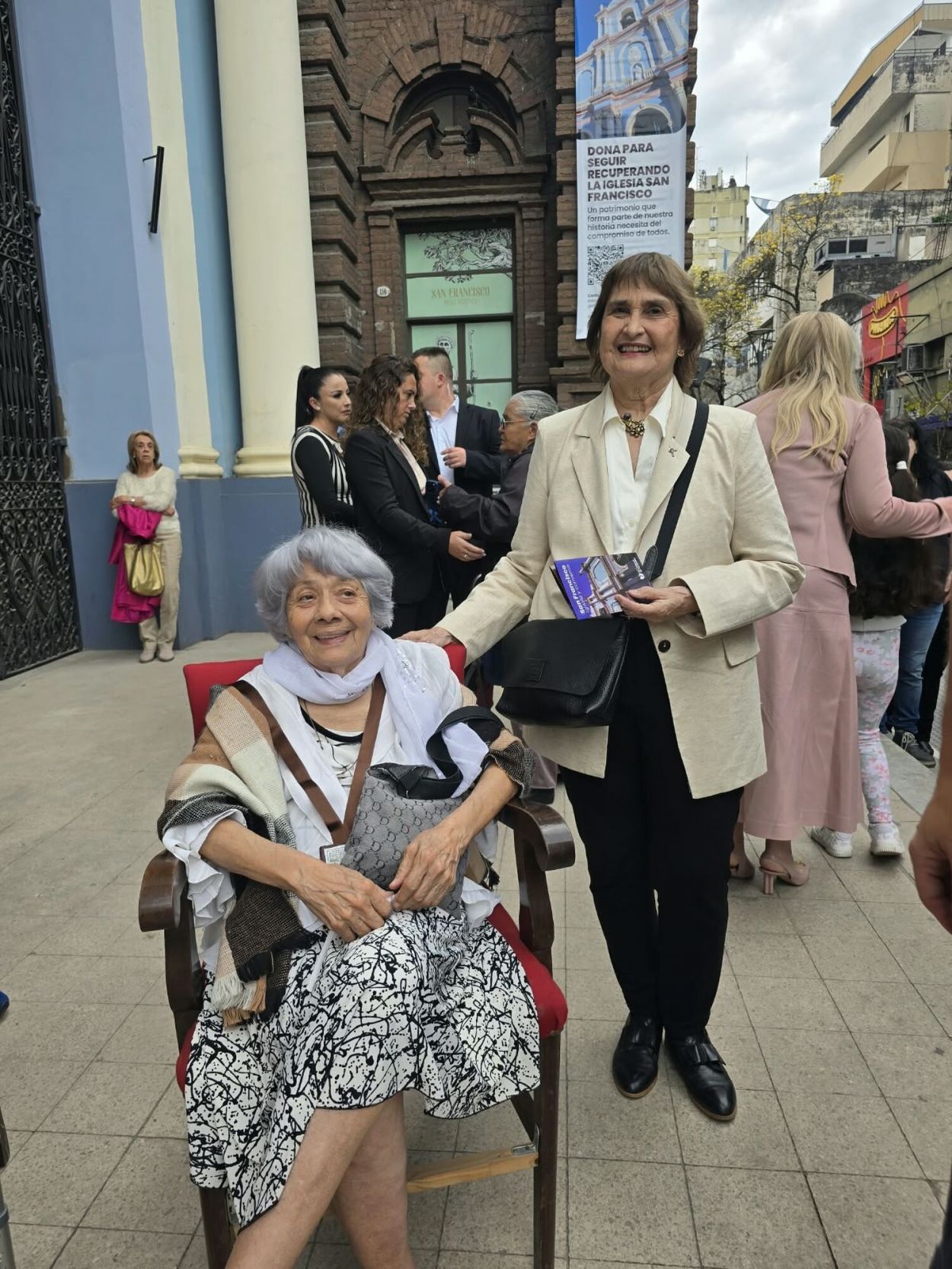 PREMIADA. Mabel Rojas Castillejo, junto con Olga Paterlini de Koch.