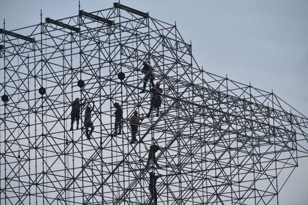 MAGNITUD. Los operarios que trabajan en el montaje semejan hormigas debido al tamaño de las estructuras.