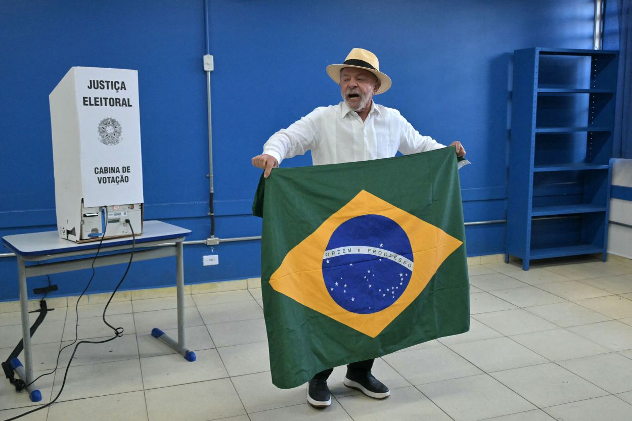 EXPRESIVO. Lula posó con la bandera brasileña, una vez que emitió su voto en una escuela de São Bernardo do Campo, San Pablo.