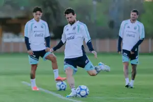 Doble 9, presión en equipo y la pelota como bandera: cómo se prepara la Selección para jugar sin Messi