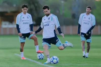 Doble 9, presión en equipo y la pelota como bandera: cómo se prepara la Selección para jugar sin Messi