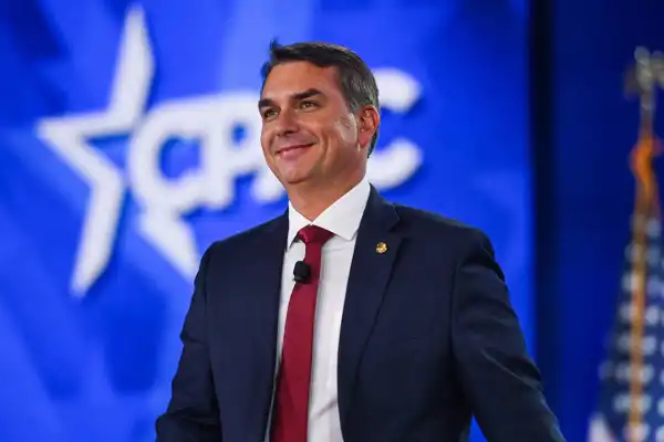 Flávio Bolsonaro promete anular la condena de su padre si gana el balotaje en Brasil