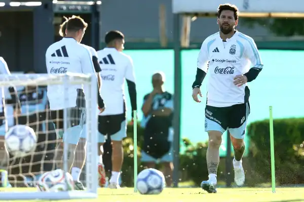 Un rondo, familias en la tribuna y visitas ilustres: así fue la última práctica de Messi en Ezeiza