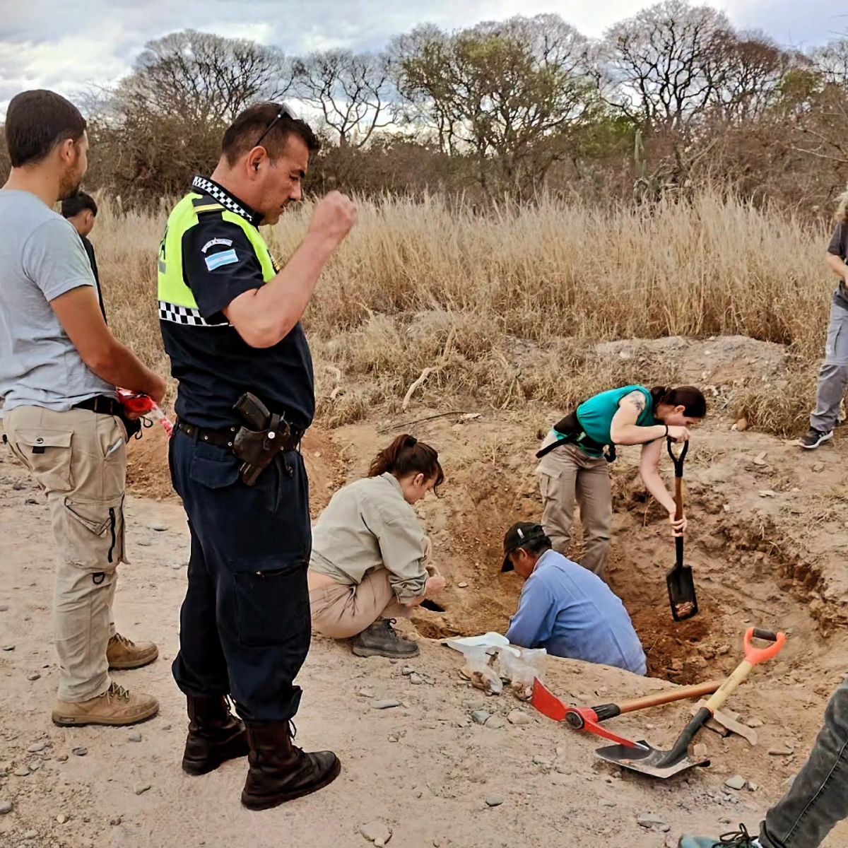 Las fotos del hallazgo arqueológico en Choromoro: vasijas, cerámicas y restos óseos