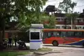 Un policía resultó herido de un disparo en una garita y se investiga a un compañero de la fuerza