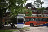 Un policía resultó herido de un disparo en una garita y se investiga a un compañero de la fuerza