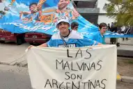 La bandera de Malvinas llegó a la despedida de Messi: la pintó un chico de 17 años, nieto de un ex combatiente