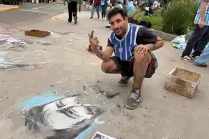 Messi, dibujado en el asfalto: el artista mendocino que despide al “10” con tiza y carbón