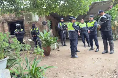 Hallan a una mujer muerta y a su pareja oculto en una cama