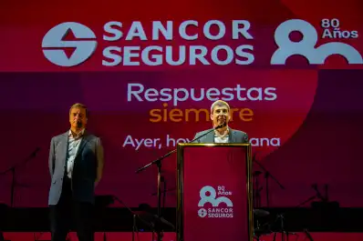 SANCOR SEGUROS celebró sus 80 años con un espectáculo multitudinario y  un impactante show de drones en Sunchales