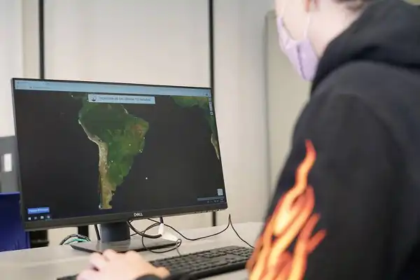 Incendios forestales: son argentinos y a los 16 años crearon una página que ya ayuda a 19 países