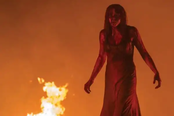 “Carrie” vuelve como serie y traslada el clásico de Stephen King a la era del acoso viral