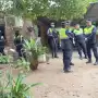Hallan a una mujer muerta y a su pareja oculto en una cama