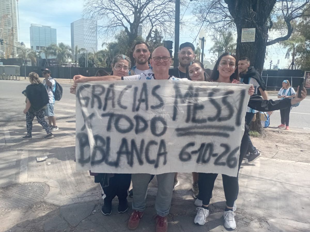 BAHIENSES. Roberto Beneites posó con un trapo para el capitán.