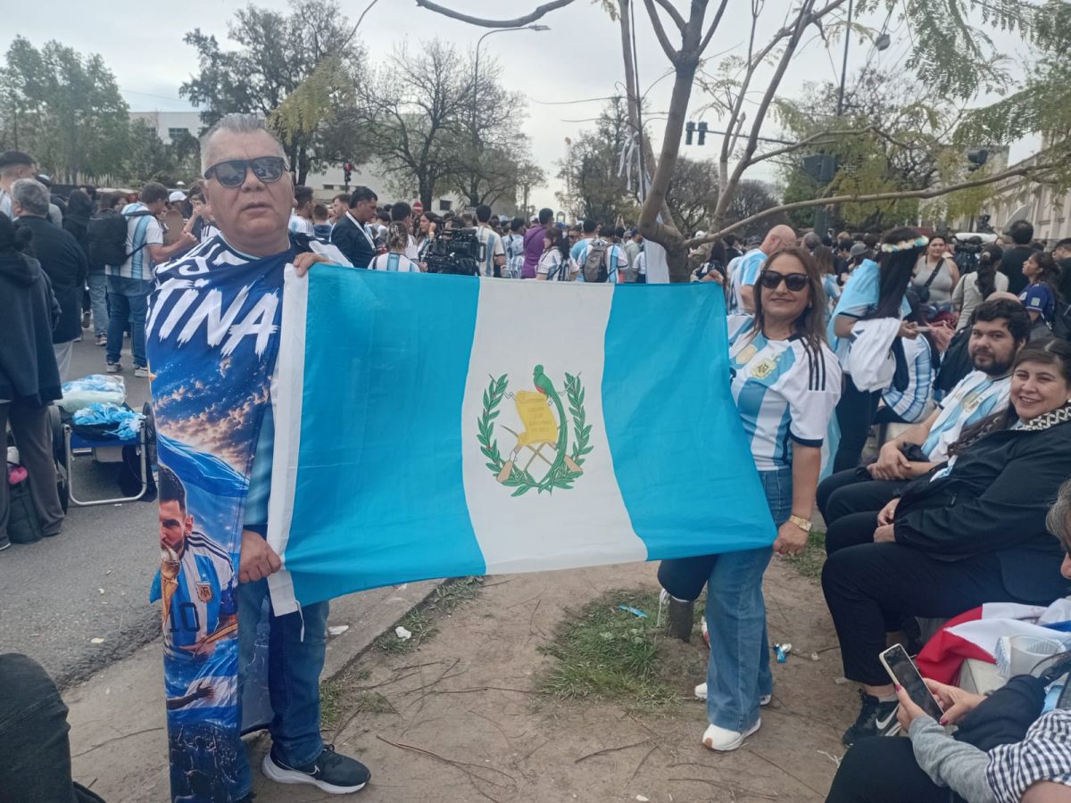 DESDE GUATEMALA. Oswaldo Mejicano y Patty posaron con la bandera de su país, en las inmediaciones del Monumental.