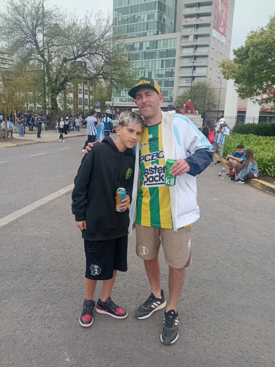 MARPLATENSES. Juan y Hiram, los fanáticos de Aldosivi que estuvieron viendo a Messi y a la Selección.