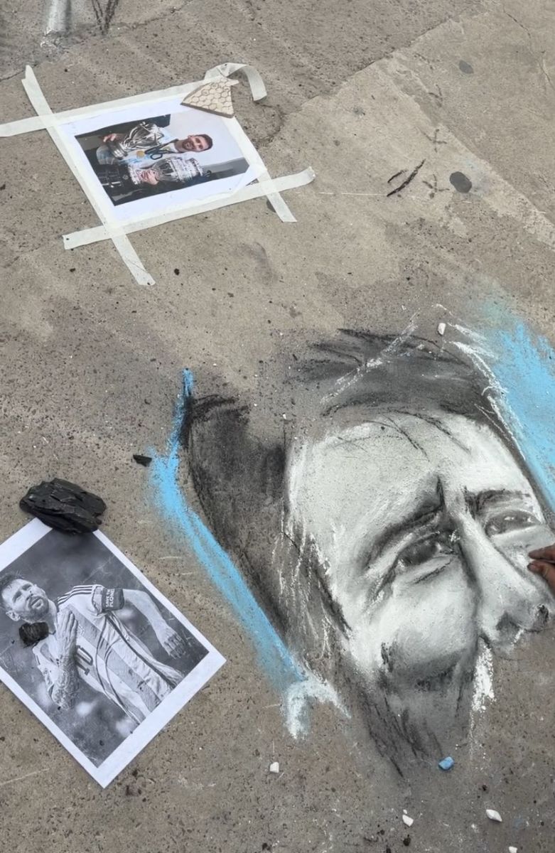 Messi, dibujado en el asfalto: el artista mendocino que despide al “10” con tiza y carbón