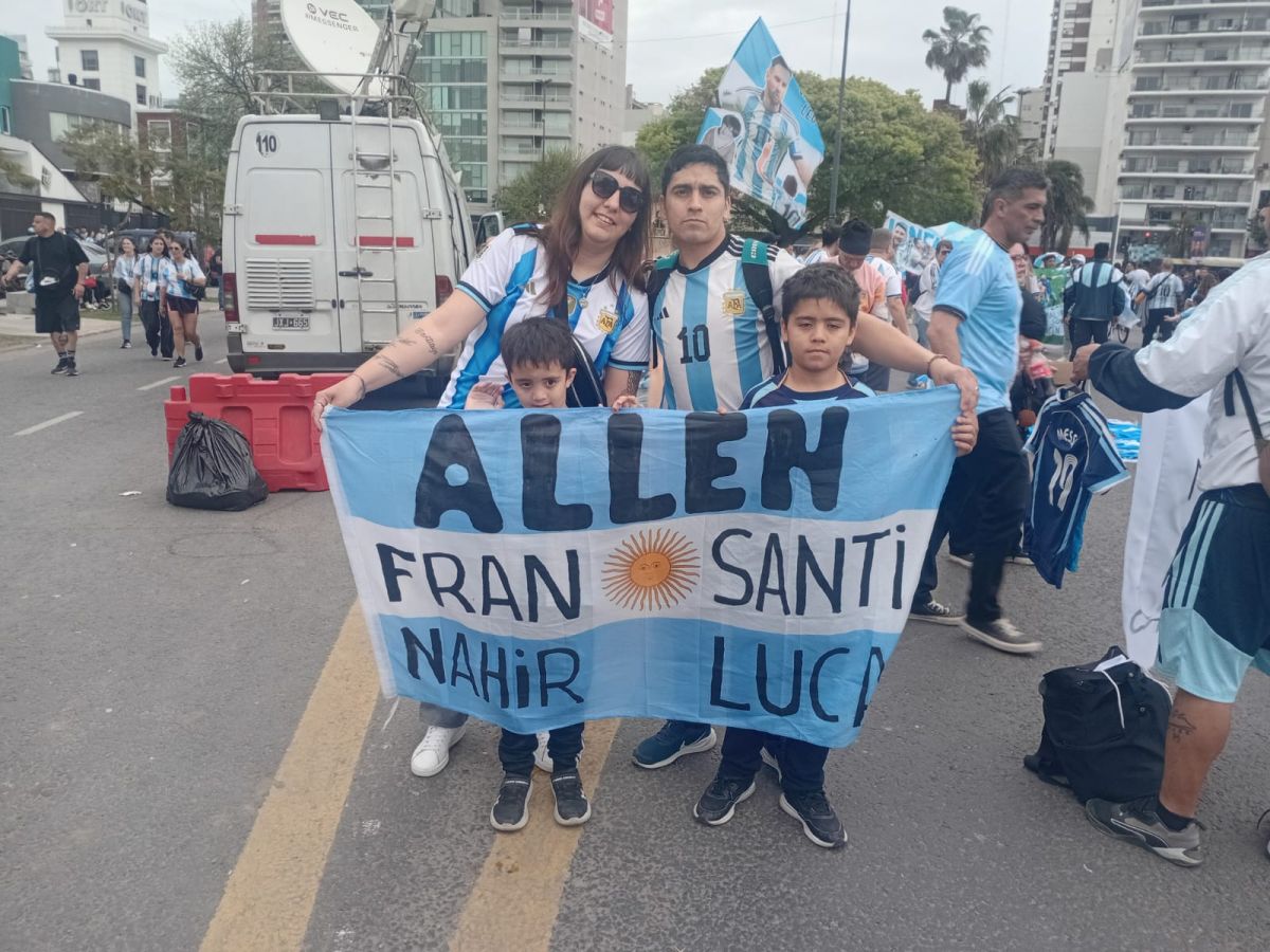 ORGULLOSOS. Fran, Santi, Nahir y Lucía se declararon fanáticos de Messi.