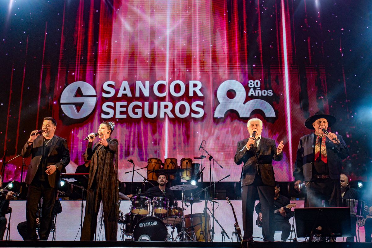 SANCOR SEGUROS celebró sus 80 años con un espectáculo multitudinario y  un impactante show de drones en Sunchales