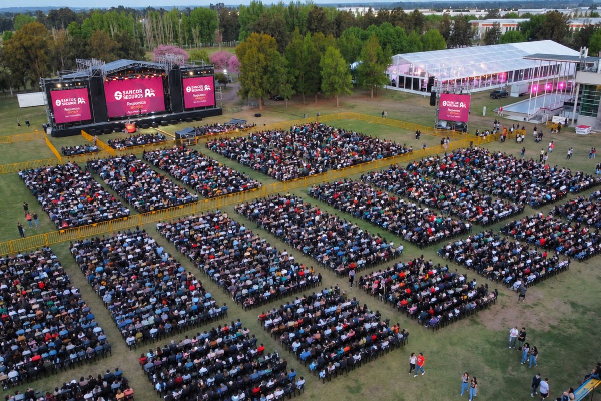 SANCOR SEGUROS celebró sus 80 años con un espectáculo multitudinario y  un impactante show de drones en Sunchales