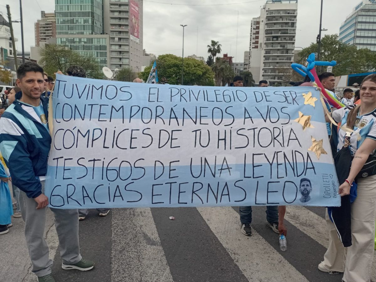 SONRISAS. Matías y Rocío le agradecieron a Messi todo lo que dio a la selección argentina.