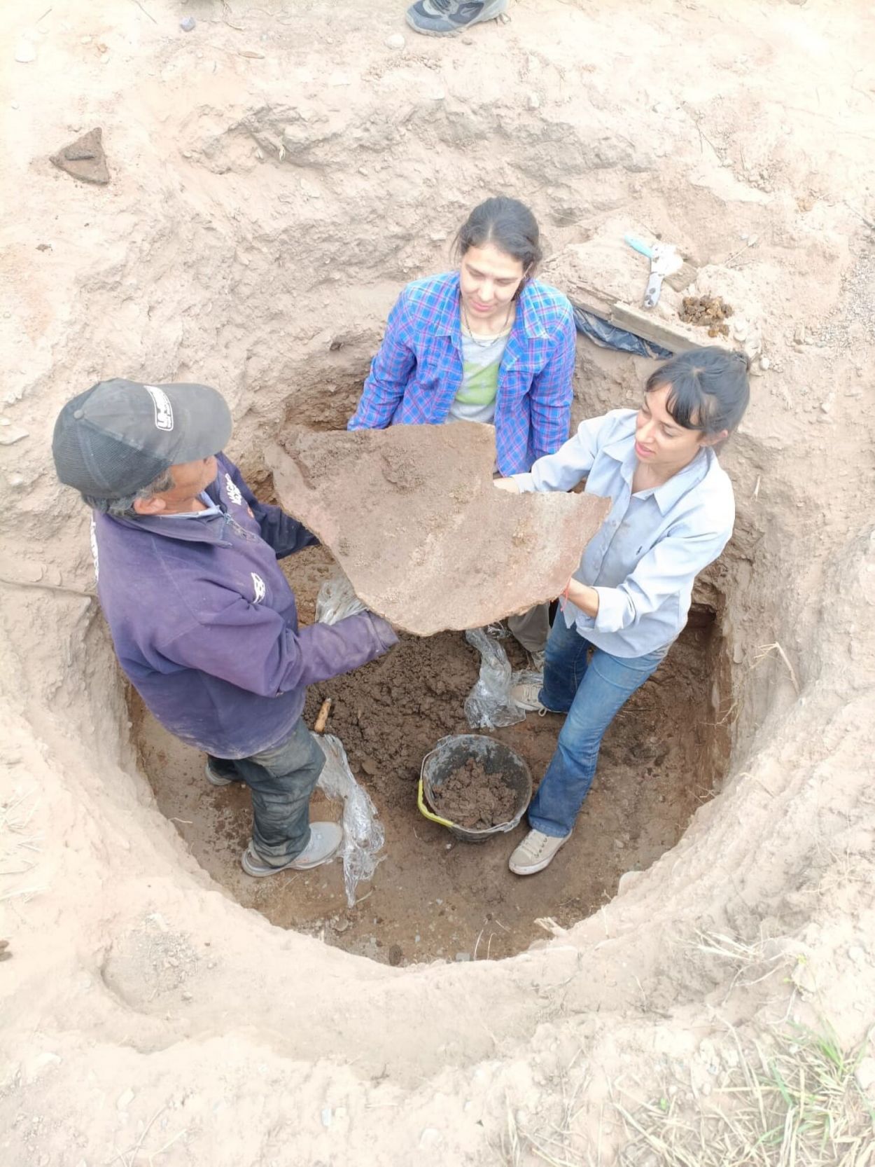 EN PLENA TAREA. El equipo trabajó en conjunto para cuidar las piezas.