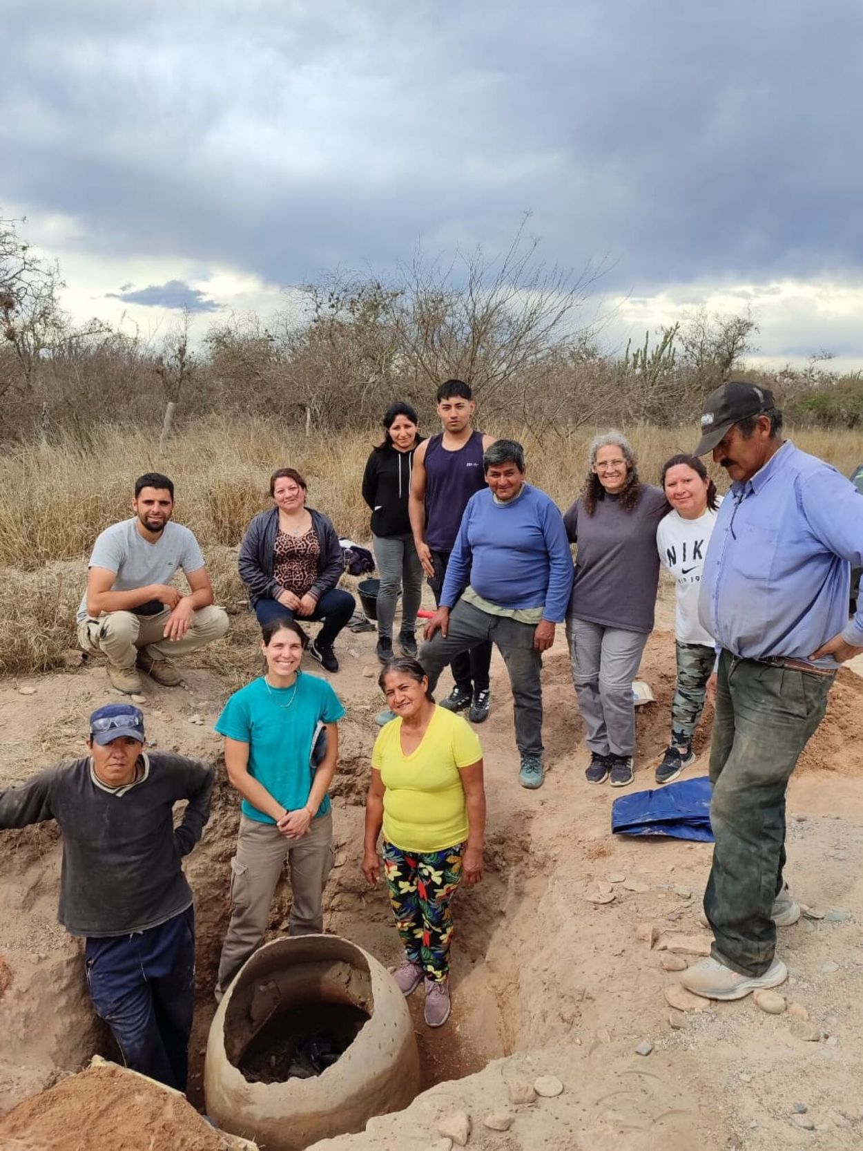 EQUIPO. A los expertos del Instituto de Arqueología los ayudaron miembros de la comunidad de Chuschagasta, entre otros.